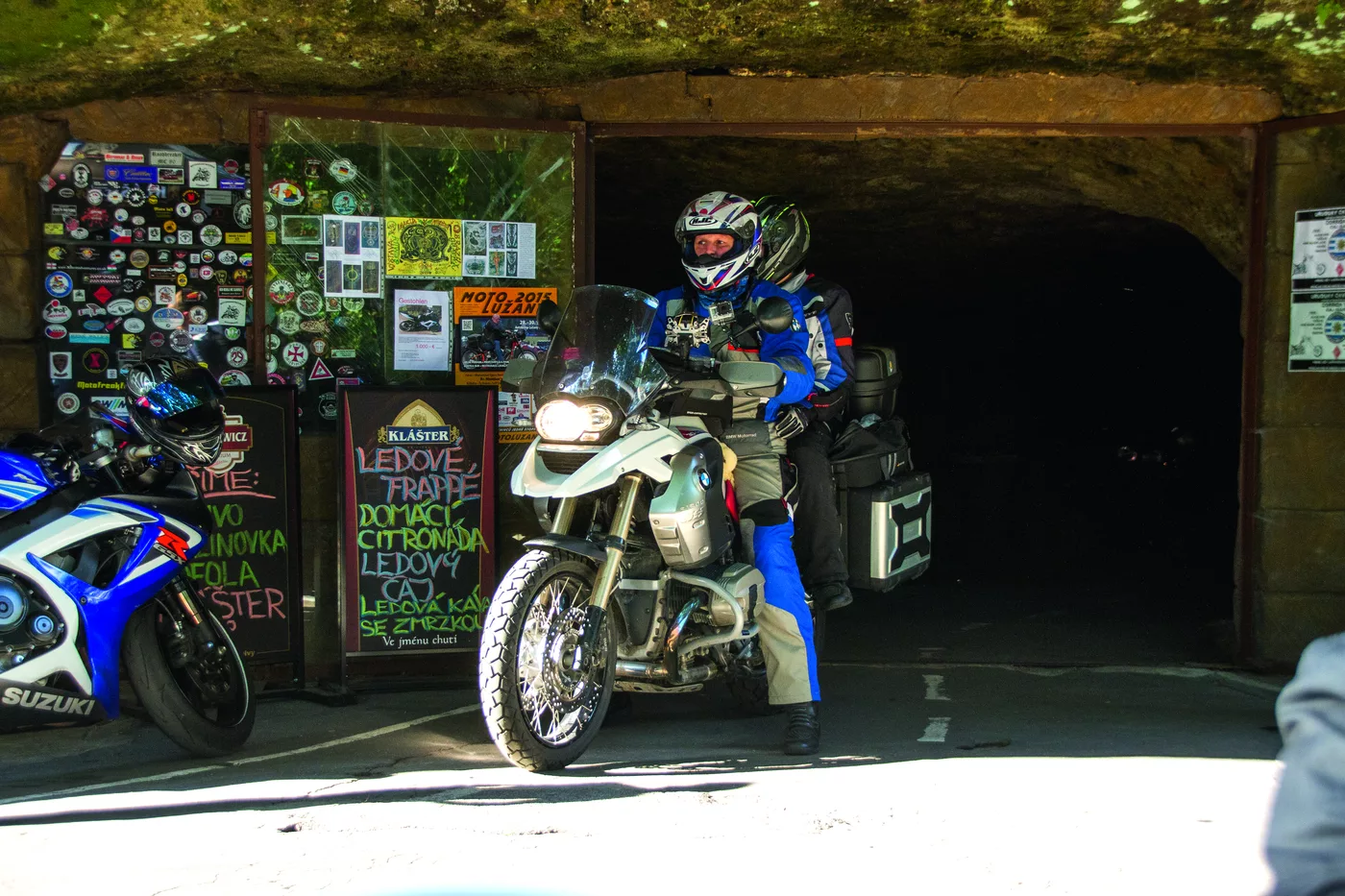 Motorrad vor einem rot gestrichenen Umgebindehaus an der Dorfstraße Motorrad vor einem rot gestrichenen Umgebindehaus an der Dorfstraße